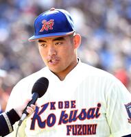 　ヒーローインタビューを受ける神戸国際大付・石原悠資郎（撮影・佐藤厚）