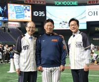 　王貞治氏（左）、栗山英樹氏（右）と並んで笑顔を見せる侍ジャパン・井端弘和監督（撮影・西岡正）