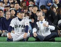 　球心会のイベントで王貞治氏（右）と話す侍ジャパン・井端弘和監督（撮影・西岡正）