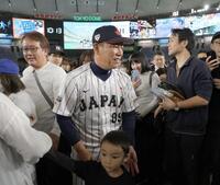 　球心会のイベントで子供らと触れ合う侍ジャパン・井端弘和監督（撮影・西岡正）