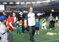 　子どもたちにお手本を見せる王貞治氏（中央）＝撮影・西岡正