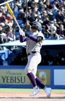 　６回、古城大翔は左中間に先制ソロを放つ（撮影・佐藤厚）