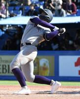 　６回、古城大翔は左中間に先制ソロを放つ（撮影・佐藤厚）