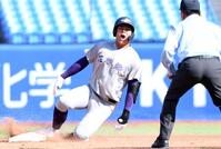 　４回、古城大翔は左翼へ二塁打を放つ（撮影・佐藤厚）