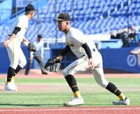 　８回、菊池の送りバントを崇徳・徳丸凜空がファンブルし失策、無死満塁とする（撮影・佐藤厚）