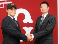 　巨人と仮契約した育成ドラフト１位の冨重（左）と青木スカウト