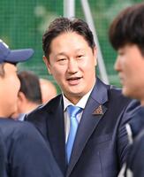 　試合前練習を見る元ソフトバンクの李大浩　