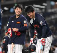 　試合前、岡本（奥）と談笑する森下（撮影・伊藤笙子）