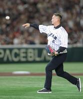 侍ジャパン 中田翔氏「マウンドを汚したくない」手前から配慮の始球式