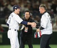 　始球式を終え、松田コーチと握手する中田翔氏（撮影・西岡正）