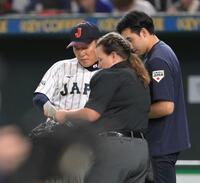 　３回を終え、投手交代を告げる井端監督（左）＝撮影・伊藤笙子