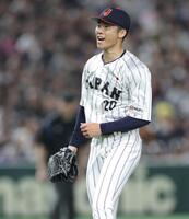 　１回を無失点に抑え、声を上げる曽谷（撮影・西岡正）