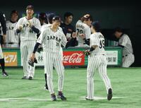 　２回を終え、ナインと笑顔の曽谷（撮影・金田祐二）