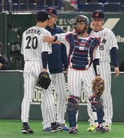 　２回、曽谷（左）を迎える坂本（撮影・伊藤笙子）