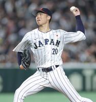 　韓国打線を相手に力投する曽谷（撮影・西岡正）