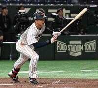 　４回、右翼線に同点適時二塁打を放つ西川