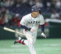 　４回、右翼線へ２点二塁打を放つ西川（撮影・西岡正）