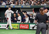 　４回裏、代走を告げられベンチに下がる牧（左）