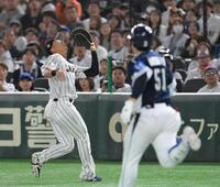 　５回、松本に直撃した文賢彬の打球を捕球する一塁手の佐々木（撮影・伊藤笙子）