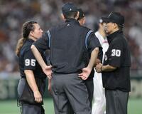 　５回、判定について話し合う審判団（撮影・西岡正）