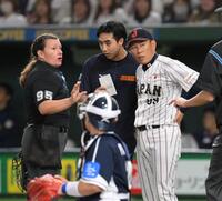 　５回、野村の打球の判定を受け、説明を求める井端監督（右）＝撮影・伊藤笙子