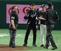 　５回、野村の打球を二塁打と判定も柳監督の抗議によりファウルとなる（撮影・金田祐二）
