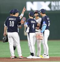 　５回、二塁打かどうか韓国野手陣に質問攻めに遭う野村（撮影・西岡正）