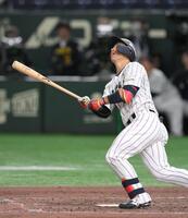 　５回、天井直撃の当たりを放つ野村（撮影・伊藤笙子）