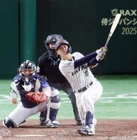 　５回、岸田が左中間に勝ち越し３ランを放つ