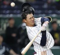 　５回、死球を受ける西川（撮影・西岡正）