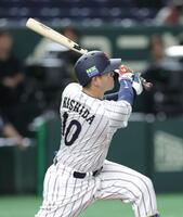 　５回、勝ち越し３ランを放つ岸田（撮影・西岡正）