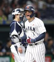 　５回、岸田の勝ち越し３ランで声をあげて生還する森下（撮影・西岡正）