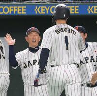 　５回、岸田の３ランで生還した森下（手前）を迎える井端監督（撮影・伊藤笙子）