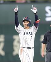 　４回、２点二塁打を放ち、ベンチへ向かって両手を上げる西川（撮影・西岡正）