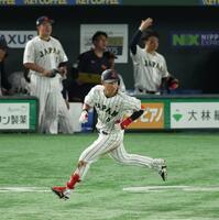 　５回、２点適時打を放つ佐々木（撮影・金田祐二）