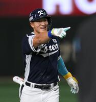 　４回、先制２ランを放ち、ベンチを指さす安賢民（撮影・伊藤笙子）