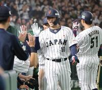 　５回、３ランを放ち、ナインとタッチを交わす岸田（撮影・西岡正）