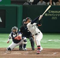 ４回日本２死二、三塁、同点２点二塁打を放つロッテ・西川史礁＝東京ドーム（撮影・金田祐二）