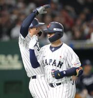 　５回、３ランを放ち、森下とタッチを交わす岸田（撮影・西岡正）