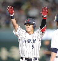 　５回、適時打を放ち、ベンチへ向かって両手を上げる佐々木（撮影・西岡正）