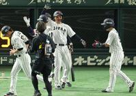 　５回、勝ち越し３ランを放った岸田を迎える森下（撮影・金田祐二）