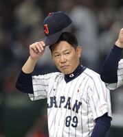 　韓国に勝利し、スタンドにあいさつする井端監督（撮影・西岡正）