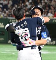 　４回、二者連続本塁打を放ち、安賢民（手前）と抱き合う宋成文（撮影・伊藤笙子）