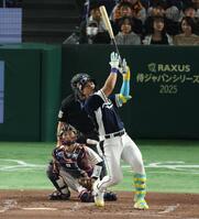 　４回、左越えに先制２ランを放つ安賢民（撮影・金田祐二）