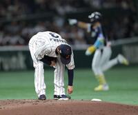 　４回、安賢民（右）に２ランを浴びた森浦（撮影・西岡正）