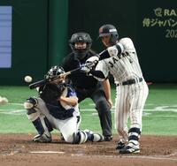 　８回、右前適時打を放つ若月（撮影・金田祐二）