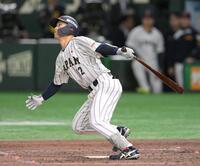 　５回、投手前への適時打を放つ坂本（撮影・伊藤笙子）