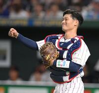 　２回、盧施煥を捕邪飛に抑え、曽谷に笑顔を向ける坂本（撮影・伊藤笙子）