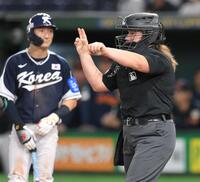 　９回、平良にピッチクロック違反を指摘するジェン・パウォル主審（撮影・伊藤笙子）