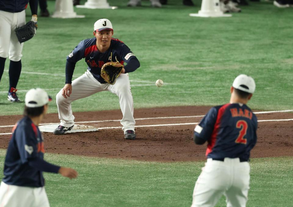 　シートノックで牧のボールを受ける森下（撮影・金田祐二）